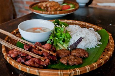  Bún Chả: Vietnamin Da Nangin herkkukylpylä, jossa makeuden ja piquanttinen tanssahdella yhdessä!