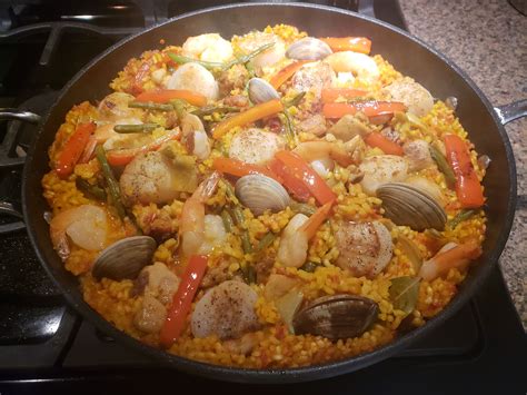  Paellavalkoinen taika - Espanjan Valenciasiassa syntynyt herkullinen ja täyttävä riisivanakas!