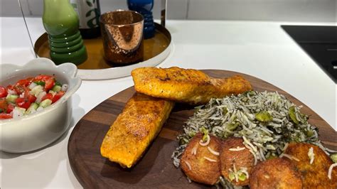  Baghali Polo ba Mahi - A Symphony of Aromatic Herbs and Tender Fish Fillets?