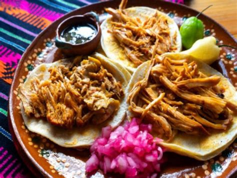   Cochinita Pibil: Suulainen Hämähäkkisika ja Mausteinen Maya-Seikkailu