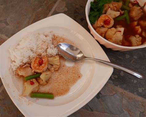   Gaeng Som Gai! Tarttuva happokausi ja kuuma chilikastikkeissa hölskyvä kanaliha loihtii uuden herkun makusiisi.