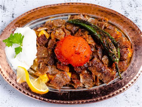  İskender Kebap: Juhlava liha- ja jogurttisose, joka tanssii makunystyröillä!