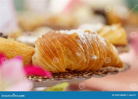  Sfogliatella: Kuorenkreppainen herkku, täynnä kermaista rikkautea ja hiomaa makunuoruutta!